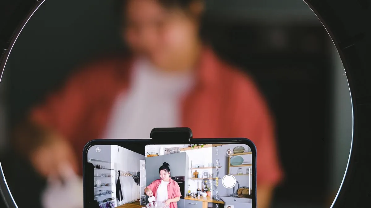 Съёмка процесса на смартфон со штатива для фотографий на лендинг