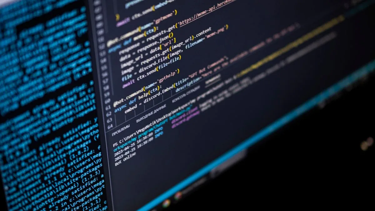 Разработчик настраивает интеграции лендинга за компьютером