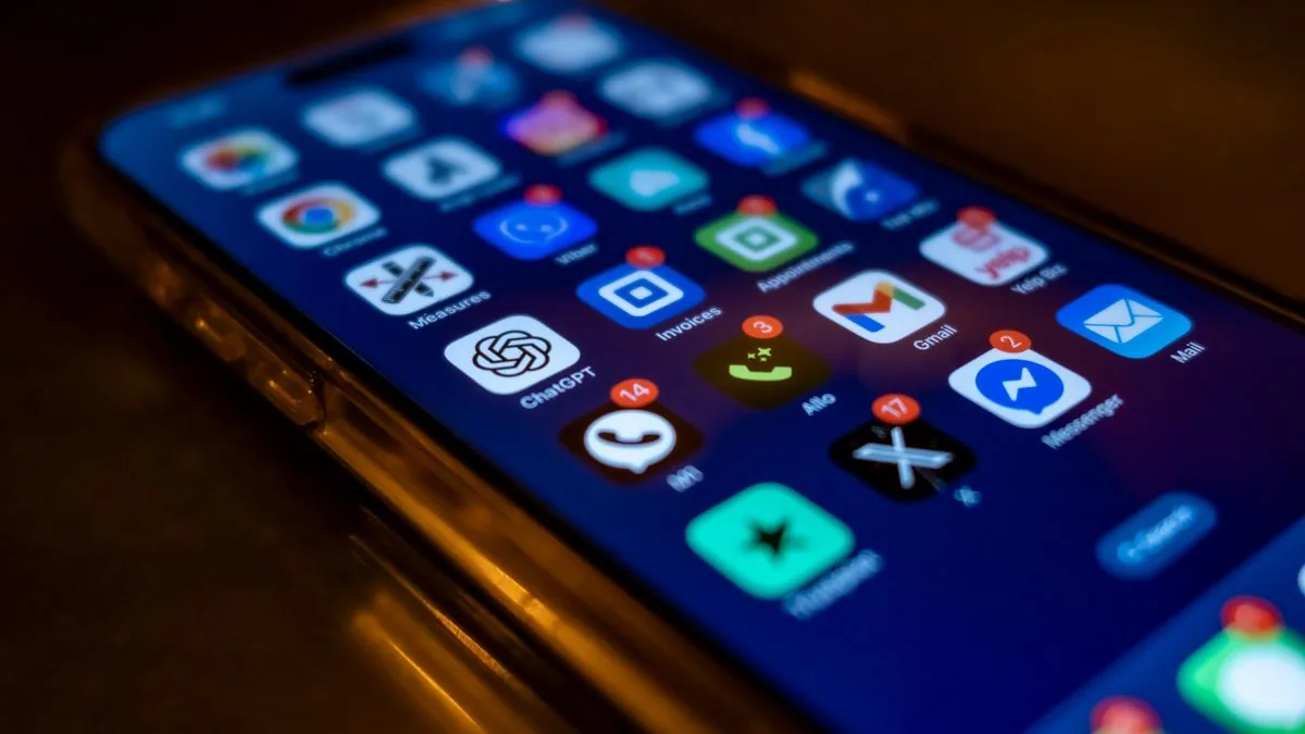 Смартфон с уведомлениями Telegram — момент показа рекламы канала